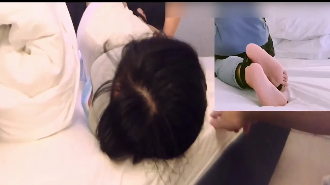 [V笑伊足] IKb篇下老哥继续挠小姐姐脚心把小姐姐手脚都捆住各种挠脚心小姐姐一点不能动只能接受惩罚 预览 3